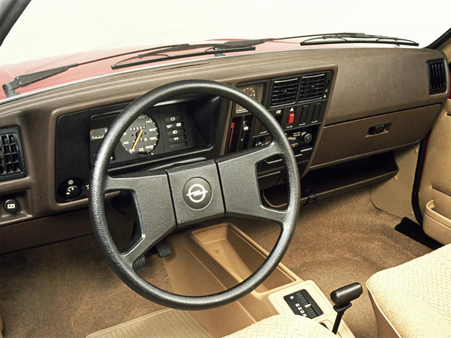 Панель приборов Opel Kadett 3-Door 1979 года  (фото 9 из 10)